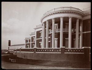 De veranda en serre van het hoofdgebouw op het landgoed van F.G. Bourne in Oakdale, Long Island, New York, 1900